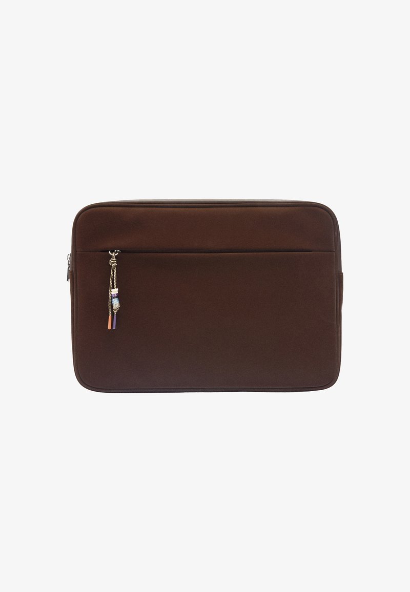 Brązowy prostokątny etui na laptopa z przednią kieszenią na zamek błyskawiczny i ozdobnym, koralikowym uchwytem zamka na białym tle.
