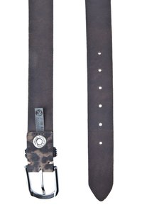 Cinturón de cuero en marrón oscuro con una textura suave. Presenta una hebilla de metal plateado y múltiples agujeros para ajuste. Muestra un acabado único y desgastado.