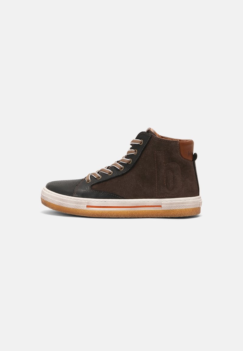 Basket montante mi-haute avec embout et zone des lacets en cuir noir, tige en daim brun foncé, semelle blanche avec bande orange et semelle extérieure en gomme naturelle.