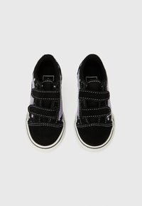 Sneakers nere e viola con tomaia in camoscio e tessuto, due cinturini regolabili a strappo, suole in gomma bianca e dettagli cuciti.