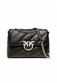 Mala de mão em couro preto acolchoado com fecho prateado em forma de pássaro e alça de corrente. Apresenta fecho de aba e textura lisa.