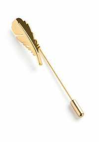 Guld- och fjädrformad slipsnål med en elegant design, som har en rak pinne och en rundad ände för fäste.