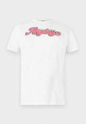 Biała koszulka z krótkim rękawem z napisem "Hot & Sweet Replay" w kolorze różowym i czarnym oraz małą grafiką truskawki na piersi.