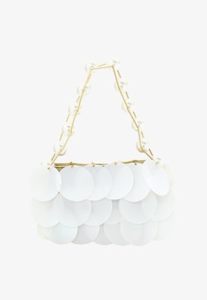 Hvid håndtaske dækket af sequins med guldkæde og store perleperler, præsenteret mod en hvid baggrund.
