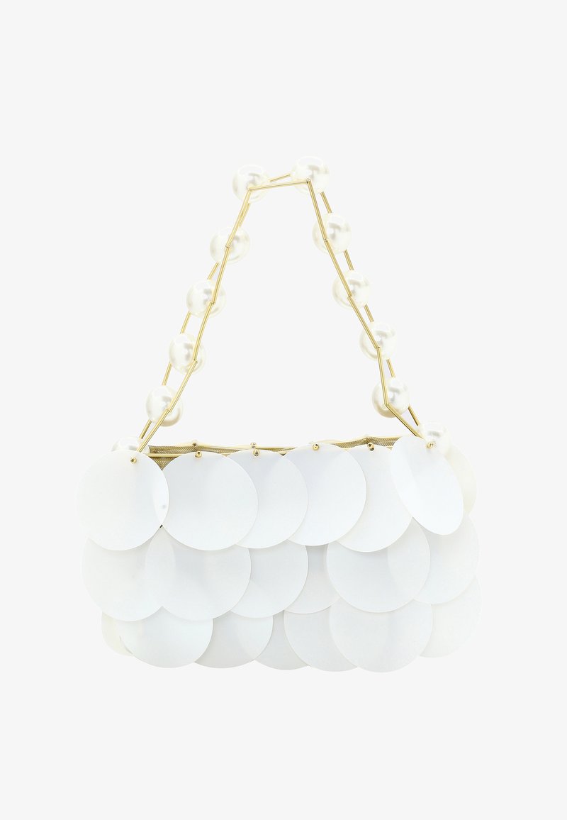 Hvid håndtaske dækket af sequins med guldkæde og store perleperler, præsenteret mod en hvid baggrund.