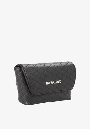 Schwarz gesteppte Lederhandtasche mit einem Überschlag. Vorderseite mit silbernem Markenlogo und insgesamt glatter Textur. Kompaktes Design.