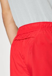 Nike Performance CHALLENGER - Pantalón corto de deporte - university red/black/reflective silver