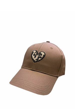 Braune Baseballkappe mit einem auf der Vorderseite mittig aufgestickten Herzpflaster im Leopardenmuster.