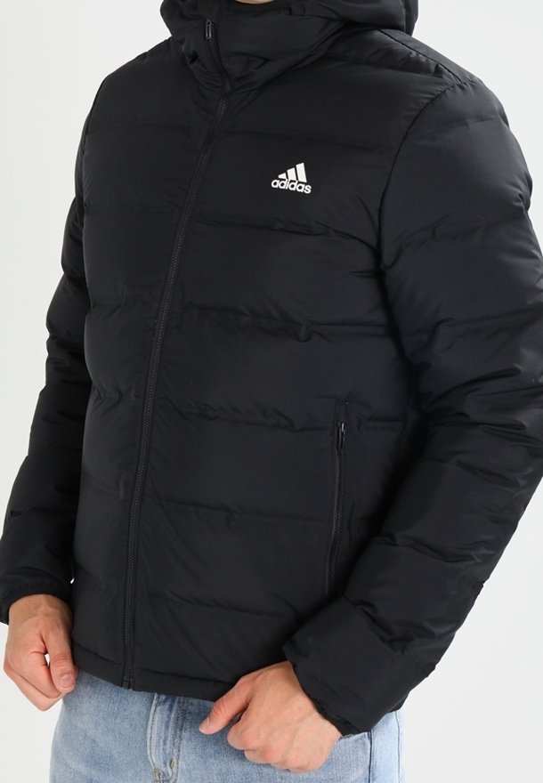 Veste matelassée noire avec capuche, fermeture éclair et poches latérales. Comprend un design matelassé et un petit logo Adidas blanc sur la poitrine.