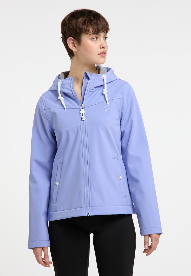Giacca impermeabile di un leggero colore viola con cappuccio, zip frontale, tasche con cerniera e un piccolo logo a forma di cuore sul petto. Tessuto morbido, design casual.