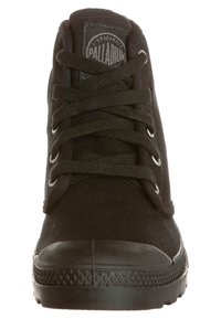Scarpe alte in tela nera con punta rotonda in gomma, occhielli circolari e lacci neri. Presenta un'etichetta sulla linguetta e suola in gomma testurizzata.