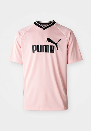 Pink sports T-shirt lavet af åndbart stof. Har en sort v-halskrave og et sort Puma-logo på forsiden. Korte ærmer med tekstureret design.