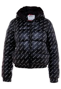 Černá péřová bunda s kapucí, zipovým uzávěrem a celoplošným potiskem bílého loga DKNY, s elastickými manžetami a lemem pro zvýrazněný siluetu.