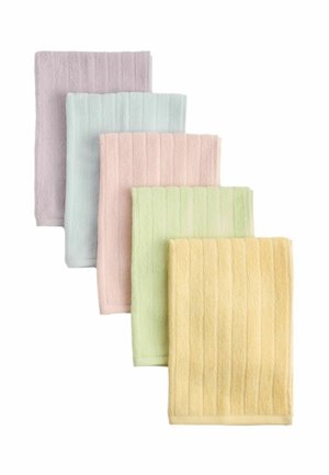 Fünf gefaltete Handtücher in Pastellfarben in Lila, Blau, Pink, Grün und Gelb, angeordnet in einem gestuften, sich überlappenden Muster.