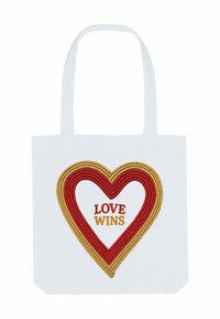 Borsa a tracolla bianca con un contorno a forma di cuore a righe rosse e dorate e le parole "LOVE WINS" in rosso e oro all'interno del cuore.