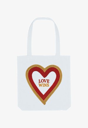 Witte tas met een rode en gouden gestreepte hartomtrek en de woorden "LOVE WINS" in rood en goud binnenin het hart.