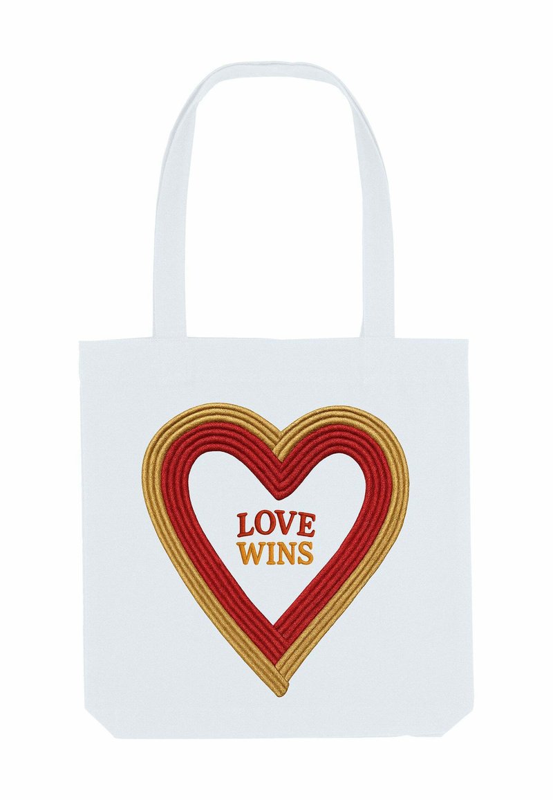 Witte tas met een rode en gouden gestreepte hartomtrek en de woorden "LOVE WINS" in rood en goud binnenin het hart.