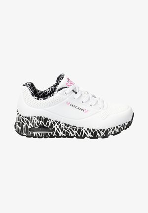 Baskets Skechers blanches avec logo cœur rose, semelle et doublure intérieure à motifs noir et blanc, et lacets blancs.