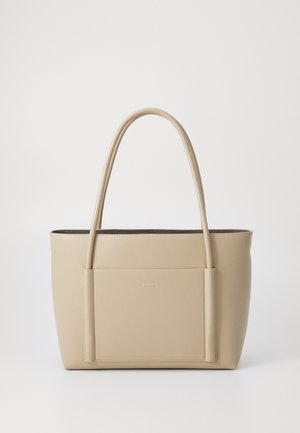 Beige Shoppingtasche aus glattem Material, mit zwei langen Traggriffen, einer Fronttasche und einem minimalistischem Design mit kleinem Markenlogo.