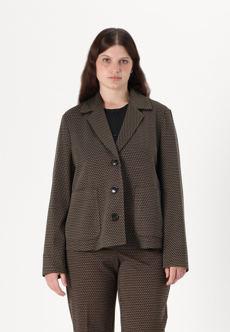 Brun patterned jakke med notches krage, tre store knapper og lange ermer. Stoffet har en teksturert utseende med flerfargede detaljer.