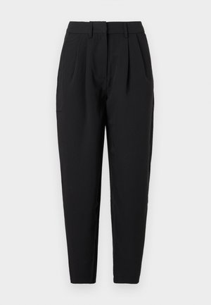 Černé kalhoty s rovný fit, které mají záhyby v přední části, hladkou texturu a postranní kapsy. Pas je standardní výšky.