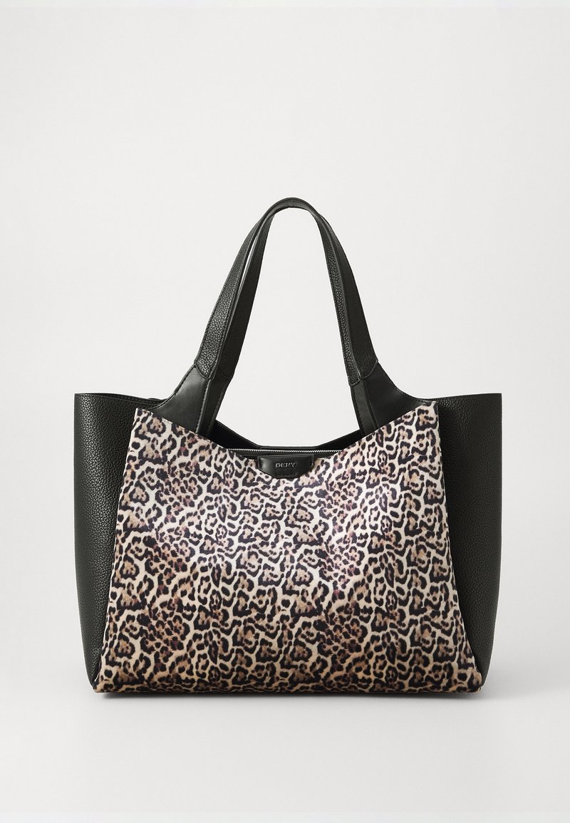 Sac cabas en cuir noir avec panneau avant à imprimé léopard et doubles anses sur un fond uni.