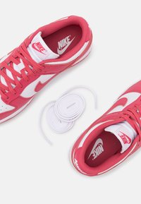 Nike Sportswear DUNK - Sapatilhas - white/archaeo pink