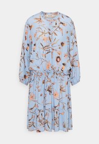 Světle modré šaty s květinovým vzorem v odstínech oranžové a hnědé, s kulatým výstřihem, elastickým pasem a dlouhými rukávy.