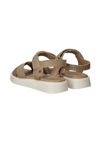 Bruine suède sandalen met kruislings straps, voorzien van een beige gevoerde binnenzool en een witte rubberen zool met een gestructureerd grip patroon.
