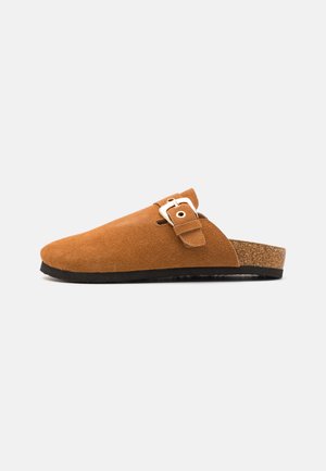 LEATHER ONLHUSTON BUCKLE MULE - Hausschuh - cognac