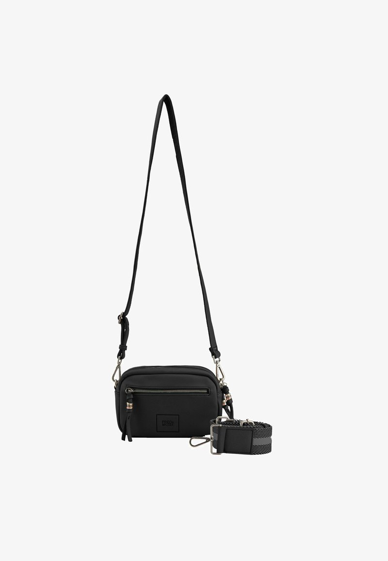 Borsa a tracolla nera realizzata in materiale sintetico, con un compartimento principale con zip, tracolla regolabile e decorazioni in metallo.