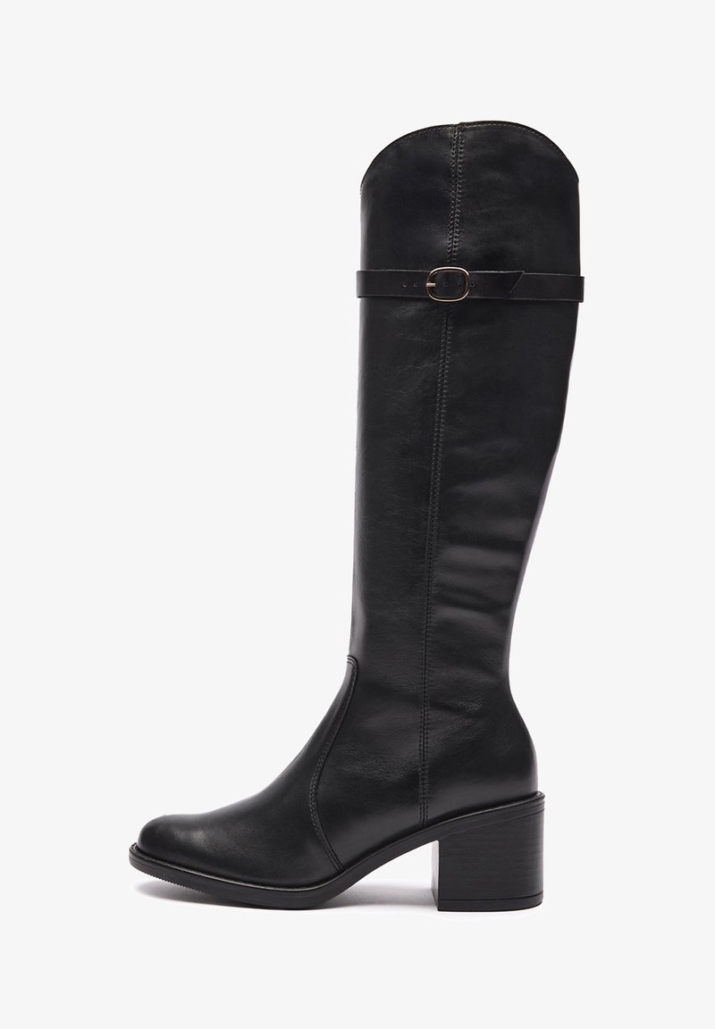 Botte en cuir noire montant jusqu'au genou avec un petit talon bloc et une lanière décorative avec boucle autour du haut du mollet.