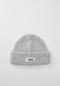 Gorro tejido gris con textura de canales, doblez en el puño y una etiqueta blanca con "DRYKORN" en texto negro en la parte frontal.