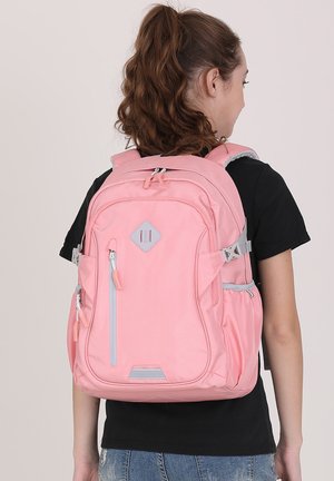 Zaino rosa realizzato in tessuto resistente; dotato di cerniere grigie, spallacci regolabili e tasche laterali; forma rettangolare con una texture liscia.