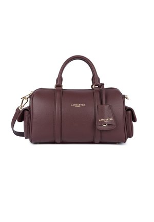 Borsa a tracolla in pelle color bordeaux con dettagli in oro, doppi manici superiori e tracolla staccabile. Presenta il logo del marchio in rilievo e una texture particolare.
