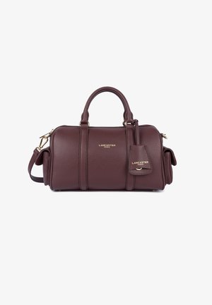 Borsa a tracolla in pelle color bordeaux con dettagli in oro, doppi manici superiori e tracolla staccabile. Presenta il logo del marchio in rilievo e una texture particolare.