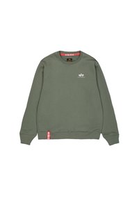 Sudadera verde oliva con cuello redondo, puños y dobladillo acanalados. Presenta un pequeño logotipo en el pecho y una etiqueta roja en el lateral.