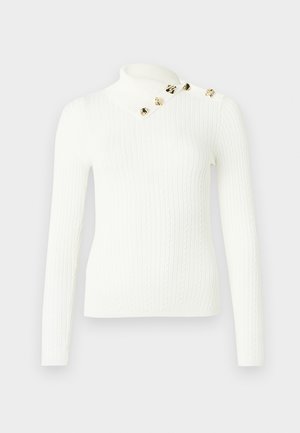 Maglione bianco a coste con collo alto e scollatura asimmetrica, caratterizzato da bottoni decorativi dorati su una spalla. Tessuto liscio.
