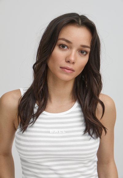 Biały i szary pasiaste top na ramiączkach o prążkowanej teksturze i okrągłym dekolcie. Posiada małe, białe logo z przodu.