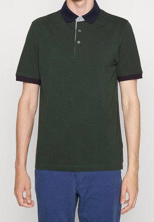 Ciemnozielona koszulka polo z granatowym kołnierzykiem i mankietami, z trzema guzikami i subtelnym haftowanym logo na piersi.