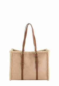 Bolso tote beige hecho de material suave con correas de piel sintética marrón y un borde esponjoso de color crema a lo largo del borde superior.