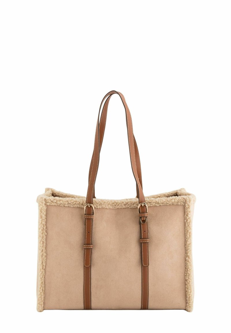 Bolso tote beige hecho de material suave con correas de piel sintética marrón y un borde esponjoso de color crema a lo largo del borde superior.