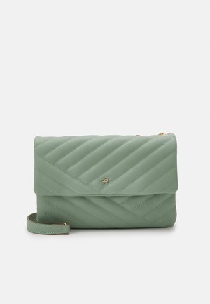 Weiche grüne gesteppte Leder-Clutch mit diagonaler Steppung, goldenem Logo-Emblem und abnehmbarem Handgelenkriemen auf einfarbigem Hintergrund.