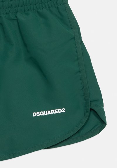 Σκούρο πράσινο σορτς με ελαστική μέση και λευκό λογότυπο DSQUARED2 τυπωμένο στο κάτω αριστερό μπροστινό μέρος.