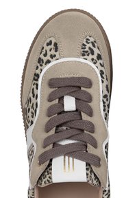 Beżowe zamszowe sneakersy z akcentami w panterkę, brązowymi sznurówkami, białym paskiem oraz złotym detalem logo. Teksturowana powierzchnia i gumowa podeszwa.