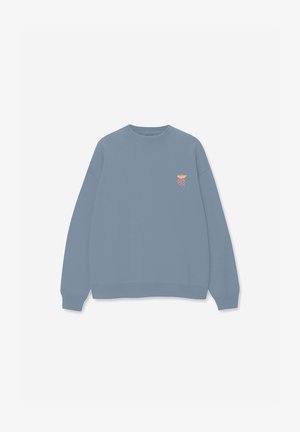 Μπλε φούτερ με στρογγυλή λαιμόκοψη και μικρό γραφικό πορτοκαλί και ροζ λουλουδιού στο αριστερό θώρακα, μακριά μανίκια, με ριμπ τελειώματα στα μανίκια και στο τελείωμα.