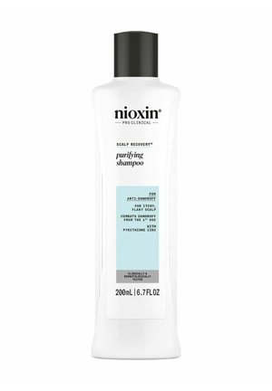 Heldere plastic fles van Nioxin Scalp Recovery Purifying Shampoo. Wit met zwarte dop, lichtblauwe label, tekst die de anti-roos voordelen beschrijft.