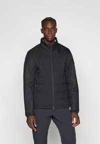 Μαύρο μπουφάν με επένδυση, ψηλό γιακά, κλείσιμο με φερμουάρ και δύο πλαϊνές τσέπες, με λεία υφή και μινιμαλιστικό σχεδιασμό.