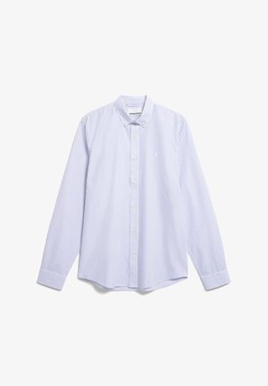 Chemise à manches longues rayée bleu clair et blanche, col boutonné, avec un petit logo sur la poitrine gauche. Matière en coton, texture douce.