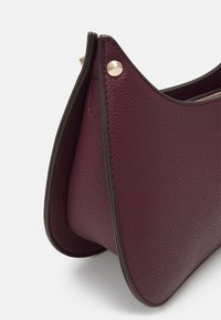 Guess MERIDIAN MINI TOP ZIP  - Borsa a mano - amethyst